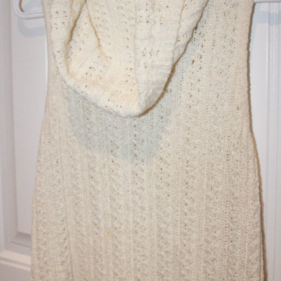 2/$25 🏷 Hollister Sleeveless Sweater Size Small - Picture 3 of 5